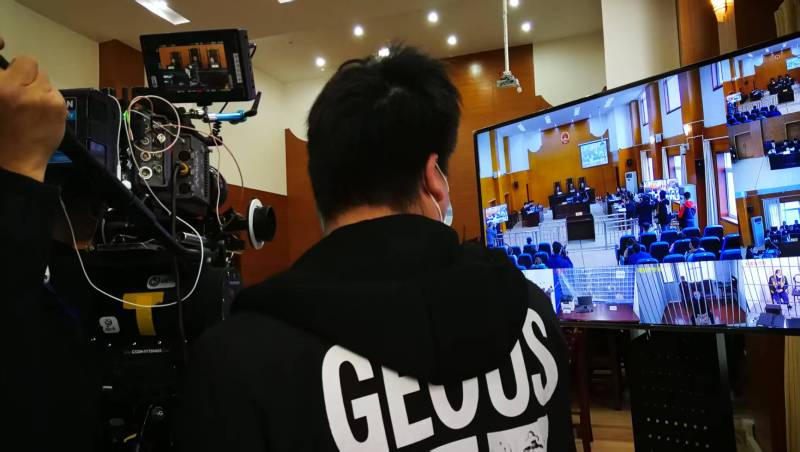 AI生成VS人工创意——卢氏县广告片拍摄公司的技术浪漫主义实践